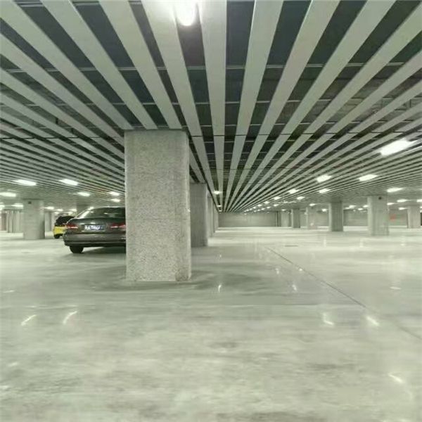 海南??谧貦皬V場(chǎng)停車場(chǎng)白色u形方通 (3)