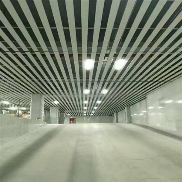 海南海口棕櫚廣場(chǎng)停車場(chǎng)白色u形方通 (4)