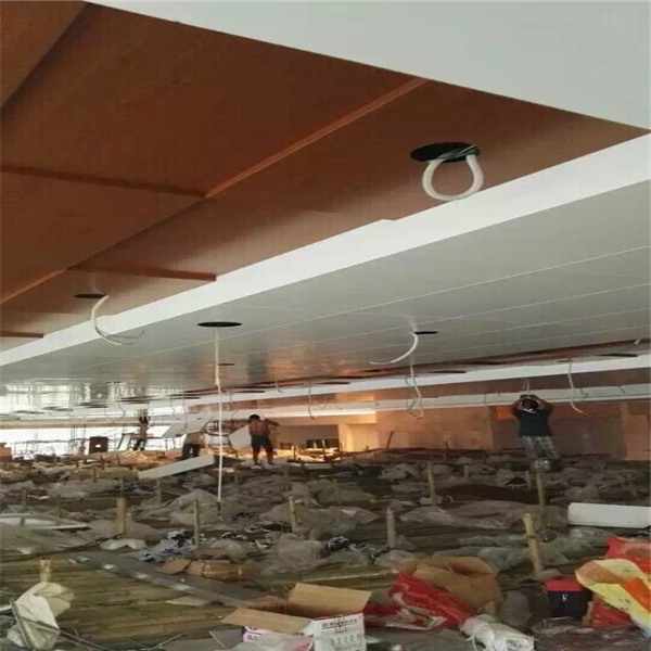 河北木紋鋁單板廠廣汽本田4S店木紋鋁單板吊頂天花木紋勾搭鋁單板價(jià)格