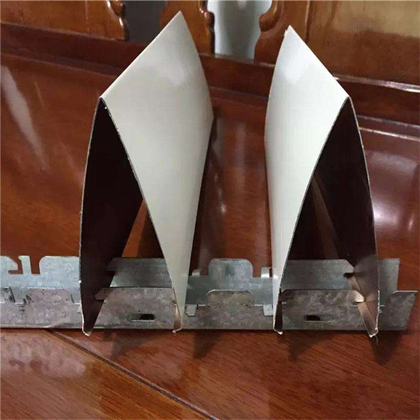 海南子彈頭鋁掛片 烤漆子彈頭鋁掛片天花 v形鋁掛片低價批發(fā)