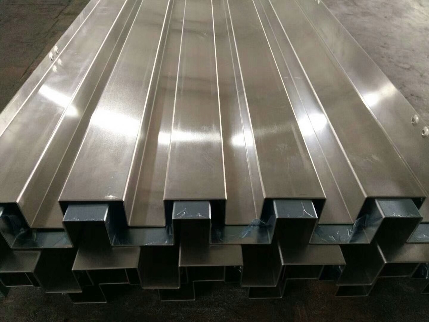 湖南長(zhǎng)城鋁單板廠家 外墻裝飾鋁長(zhǎng)城板 凹凸型木紋鋁板 連續(xù)折彎鋁單板